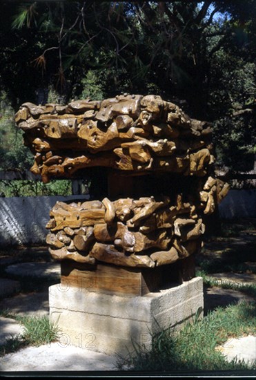 OTEIZA JORGE 1908/2003
ESCULTURA DE MADERA EN EL JARDIN
FORMENTOR, COLECCION JOSE HUARTE
MALLORCA