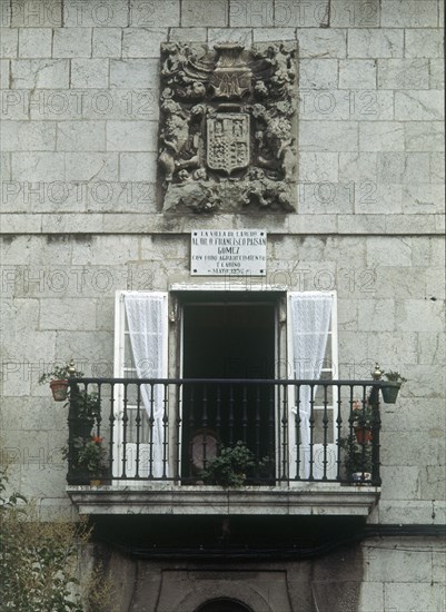 CASONA  MAR Y LIBARONA S XVII-DET BALCON, ESCUDO PLACA DEDICADA DR PAISAN 1952
LAREDO, EXTERIOR
CANTABRIA