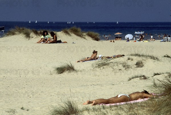 PLAYA-DUNAS CON GENTE TOMANDO EL SOL
LAREDO, EXTERIOR
CANTABRIA