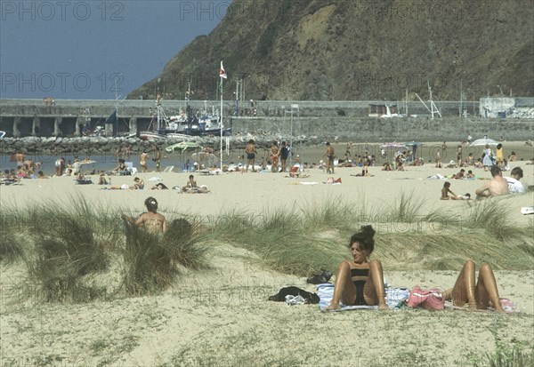 PLAYA-CHICAS TOMANDO EL SOL-AL FONDO PUERTO PESQUERO
LAREDO, EXTERIOR
CANTABRIA