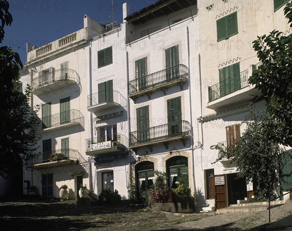 FACHADAS DE CASAS-BALCONES
CADAQUES, EXTERIOR
GERONA