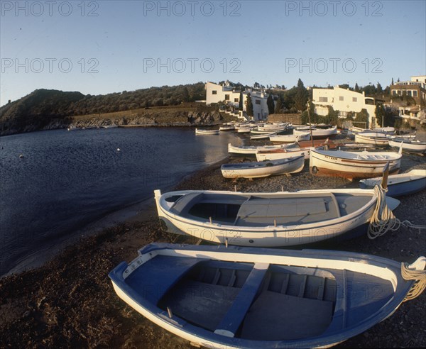 BARCAS EN LA PLAYA Y CASA DON VIVIO DALI AL FONDO
PORT LLIGAT, EXTERIOR
GERONA