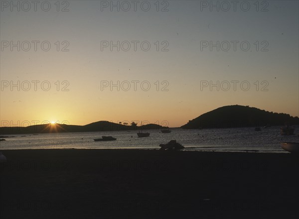 BAHIA AL AMANECER DESDE LA CASA DE DALI
PORT LLIGAT, EXTERIOR
GERONA