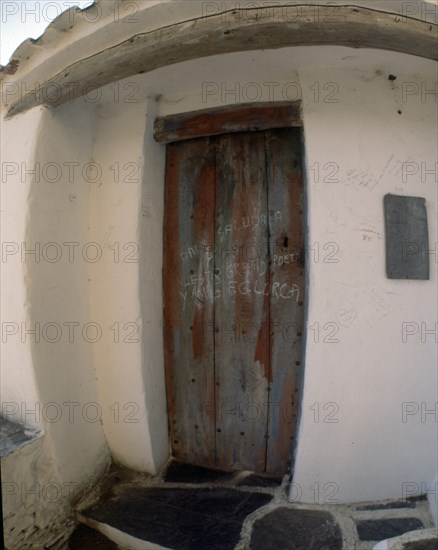 CASA DONDE VIVIO DALI-GRAFITIS DE TURISTAS EN LA PUERTA
PORT LLIGAT, EXTERIOR
GERONA