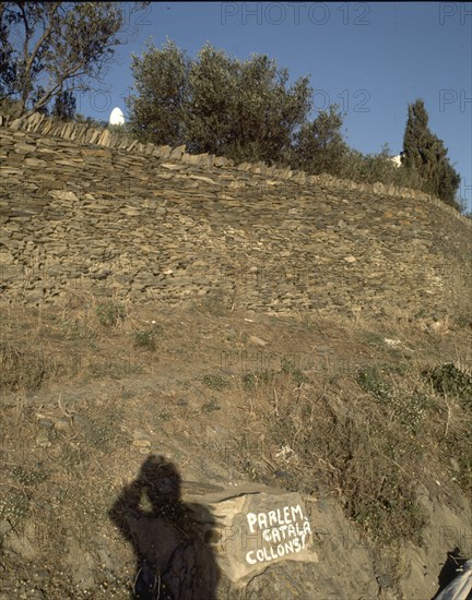 VALLA DE PIEDRA QUE RODEA LA CASA DE DALI-GRAFITI EN CATALAN
PORT LLIGAT, EXTERIOR
GERONA

This image is not downloadable. Contact us for the high res.