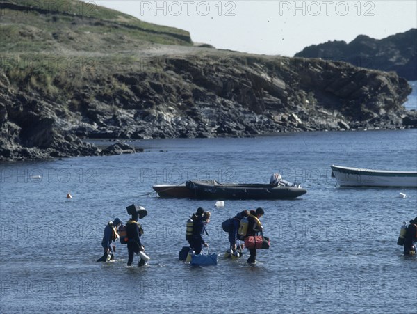 SUBMARINISTAS TRASLADANDO EQUIPO A UN BARCO
PORT LLIGAT, EXTERIOR
GERONA