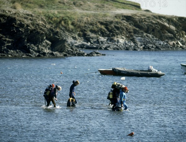 SUBMARINISTAS TRASLADANDO EQUIPO A UN BARCO
PORT LLIGAT, EXTERIOR
GERONA