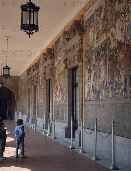 RIVERA DIEGO 1886/1957
PINTURAS MURALES EN LAS GALERIAS DEL PATIO
MEXICO DF, PALACIO NACIONAL
MEXICO