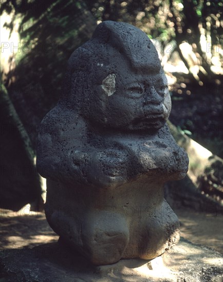 FIGURA EN PIEDRA TALLADA-ARTE OLMECA
VILLAHERMOS, MUSEO DE LA VENTA
MEXICO