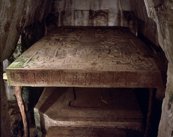 Chambre mortuaire
Pierre tombale maya