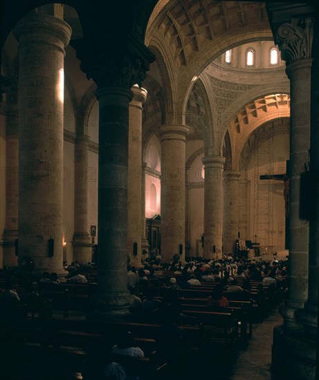 AGUERO J MIGUEL
INTERIOR DE LAS NAVES CON GENTE OYENDO MISA
MERIDA, CATEDRAL
MEXICO