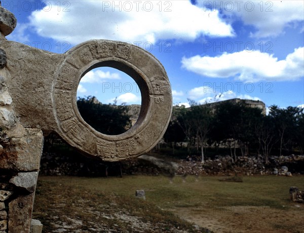 Anneau de pierre d'un terrain de jeu de pelote maya