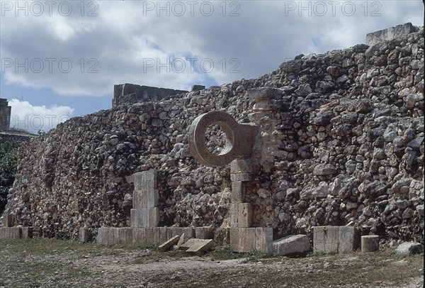 Anneau de pierre d'un terrain de jeu de pelote maya