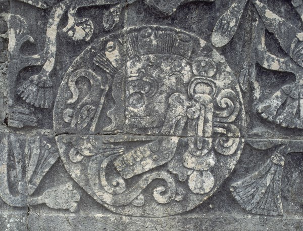 Relief d'un soubassement de terrain de jeu de pelote maya