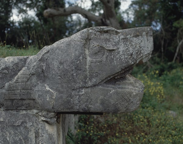 Tête de serpent à plumes d'un terrain de jeu de pelote maya