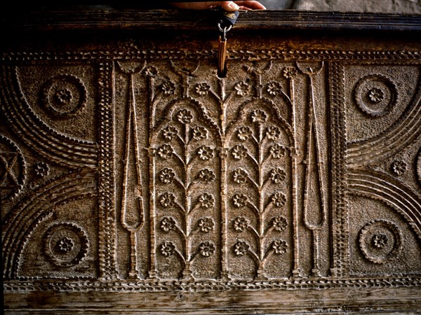 ARCON DE MADERA - DETALLE DE DECORACION VEGETAL TALLADA -
DAMASCO, PALACIO NASARA
SIRIA