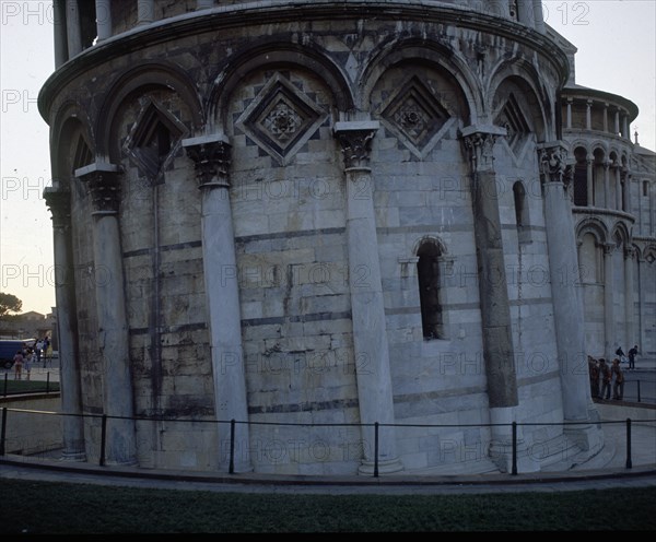 BONANNO (TALLER)
EXTERIOR-VISTA DE LA BASE(DESDE 1174 HASTA 1350) 56m ALTURA
PISA, TORRE INCLINADA
ITALIA
This image is not downloadable. Contact us for the high res.