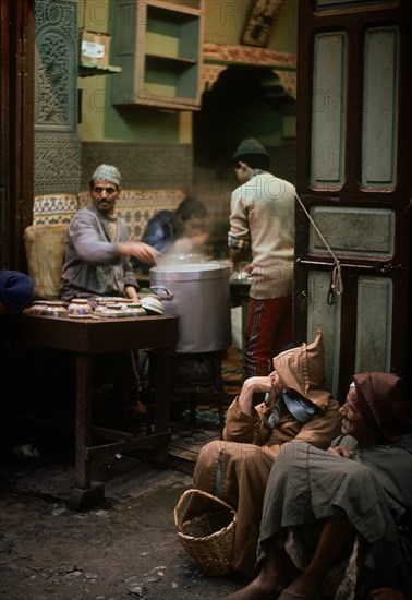 TIPICA COCINA MARROQUI- CLIENTES ESPERANDO -
MARRAKECH, EXTERIOR
MARRUECOS