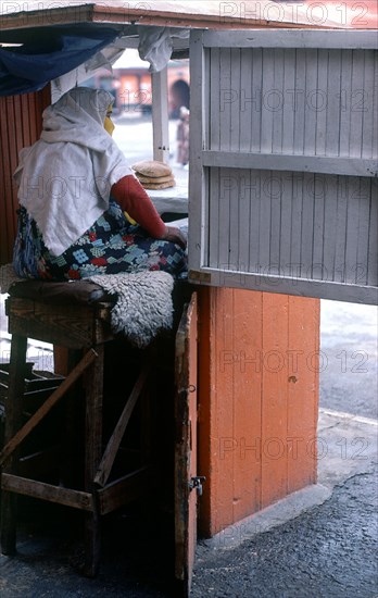 MUJER MARROQUI VENDIENDO PAN -
MARRAKECH, EXTERIOR
MARRUECOS