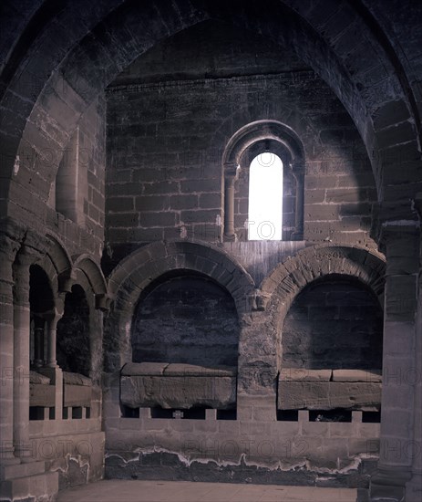 IGLESIA-DETALLE DE ENTERRAMIENTOS EN EL CRUCERO-
SIGENA, MONASTERIO DE SIGENA
HUESCA