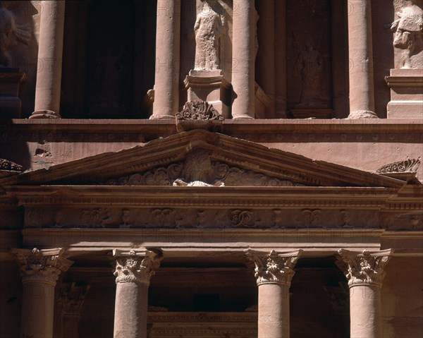 TEMPLO KAZNE-DET FRONTON CON COLUMNAS CORINTIAS-ISIS-
PETRA, EXTERIOR
JORDANIA
