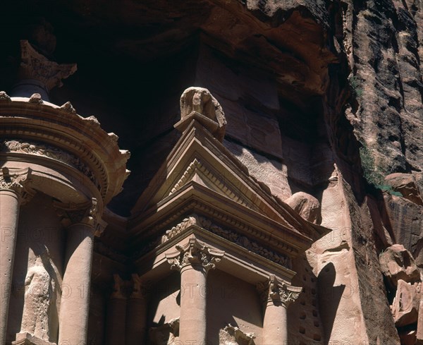 TEMPLO KAZNE-DET COLUMNAS Y FRONTONES PARTIDOS-URNA-
PETRA, EXTERIOR
JORDANIA