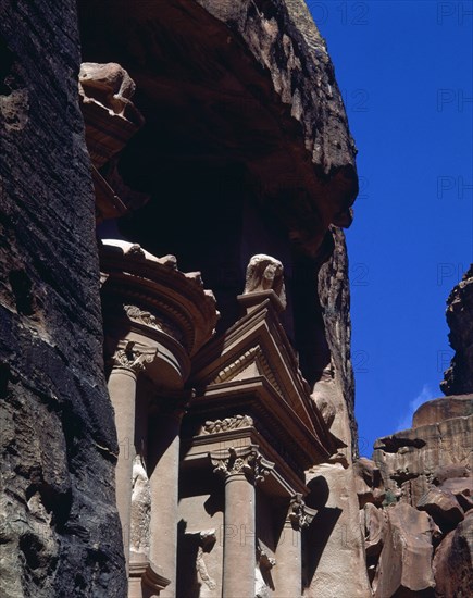 TEMPLO KAZNE-DET COLUMNAS Y FRONTONES PARTIDOS-VISTA LATERAL
PETRA, EXTERIOR
JORDANIA