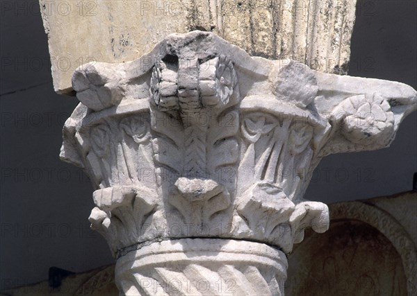 CAPITEL CORINTIO EMERITENSE CON MOTIVOS VEGETALES -
MERIDA, MUSEO DE ARTE ROMANO
BADAJOZ