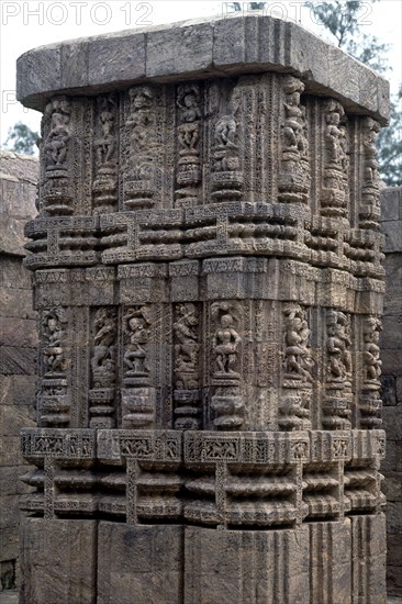 PLATAFORMA DE LOS PILARES-DET PILAR CON RELIEVES EROTICOS
KONARAK, TEMPLO DEL SOL
INDIA