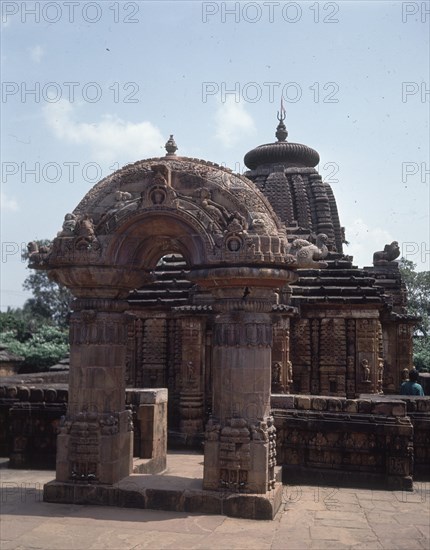 TORANA (PUERTA DE ENTRADA SEPARADA) DECORADA CON RELIEVES
BHUVANESVAR, TEMPLO MUKTESVARA
INDIA