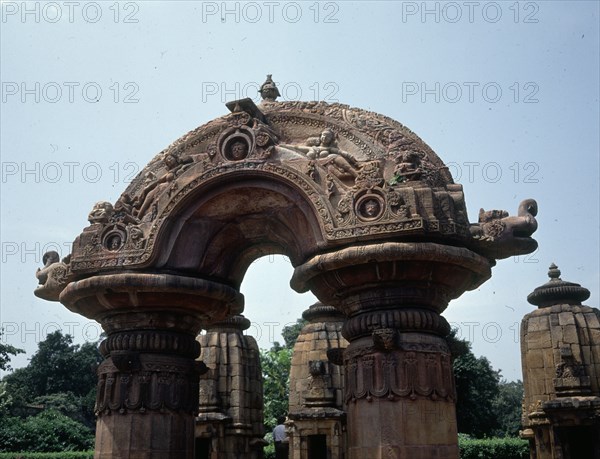 TORANA (PUERTA DE ENTRADA SEPARADA)RELIEVES EROTICOS
BHUVANESVAR, TEMPLO MUKTESVARA
INDIA