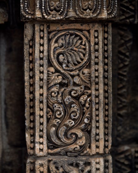 FRISO DECORADO CON MOTIVOS VEGETALES EN EL MURO DE UN TEMPLO
BHUVANESVAR, EXTERIOR
INDIA