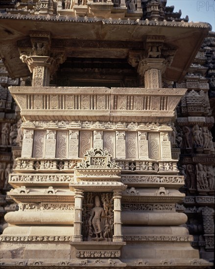 LATERAL-BAJO EL BALCON HORNACINA CON RELIEVES ESCULTORICOS
KHAJURAHO, TEMPLO CITRAGUPTA
INDIA