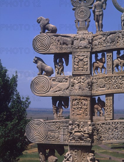 STUPA Nº1-GRIFOS,JINETES,LEONES-DET TORANA NORTE(PUERTA)
SANCHI, STUPA 1
INDIA
