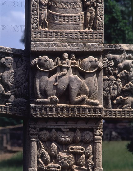 STUPA Nº1-TORANA(PUERTA)E-RELIEVE DE PORTEADORES EN CAMELLO
SANCHI, STUPA 1
INDIA