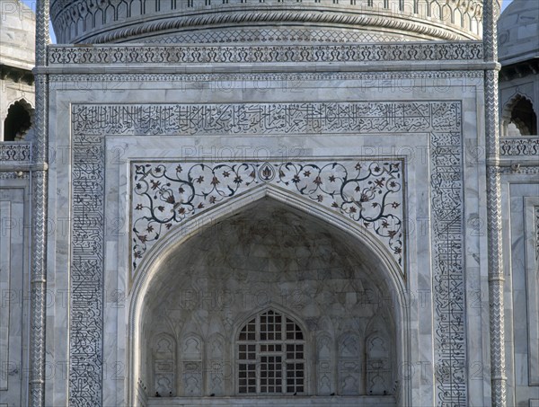 DET SUP ARCO TUDOR DE LA FACHADA CON DECORAC VEGETAL
AGRA, TAJ MAHAL
INDIA