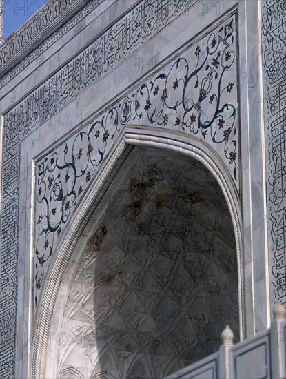 DET ARCO TUDOR DE LA FACHADA CON DECORAC VEGETAL EN MARMOL
AGRA, TAJ MAHAL
INDIA