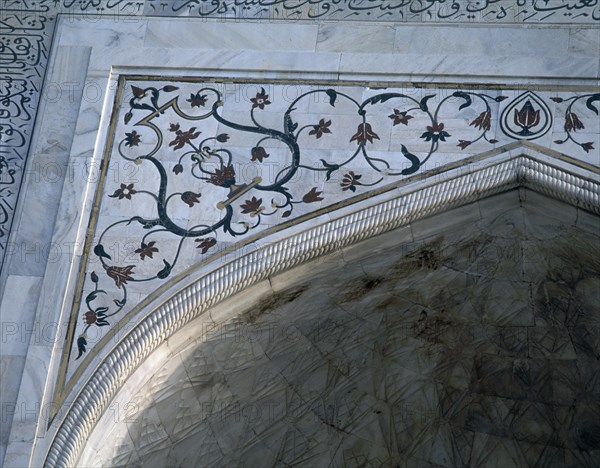 DET SUP IZQ DEL ARCO TUDOR DE ACCESO CON DECORAC VEGETAL
AGRA, TAJ MAHAL
INDIA