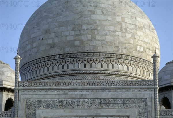 DET DE PARTE DE LA CUPULA Y ARCO TUDOR-RELIEVES VEGETALES
AGRA, TAJ MAHAL
INDIA