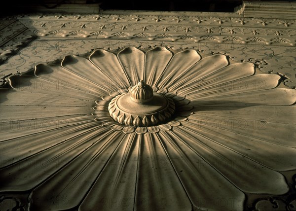 DET FUENTE EN FORMA DE FLOR EN MARMOL-INFLUENC ITALO-FRANCES
DELHI, FUERTE ROJO
INDIA