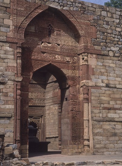 PUERTA DEL MAUSOLEO DE ILTUTMIS(1230)MANDADO CONSTR POR EL
DELHI, MEZQ QUWWAT-AL-ISLAM
INDIA