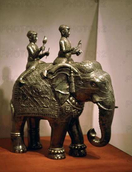 ESCULTURA-ELEFANTE PORTANDO 2 ACOLITOS(SIRVIENTES)
NUEVA DELHI, MUSEO NUEVA DELHI
INDIA
This image is not downloadable. Contact us for the high res.