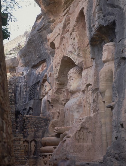 ESCULTURAS TALLADAS EN LA ROCA-
GWALIOR, SANTUARIO RUPESTRE
INDIA