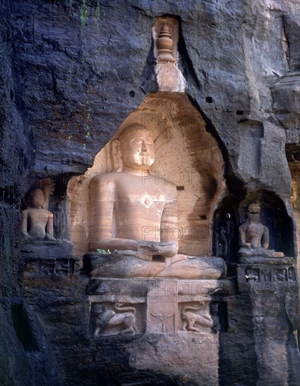 BUDA TALLADO EN LA ROCA-
GWALIOR, SANTUARIO RUPESTRE
INDIA