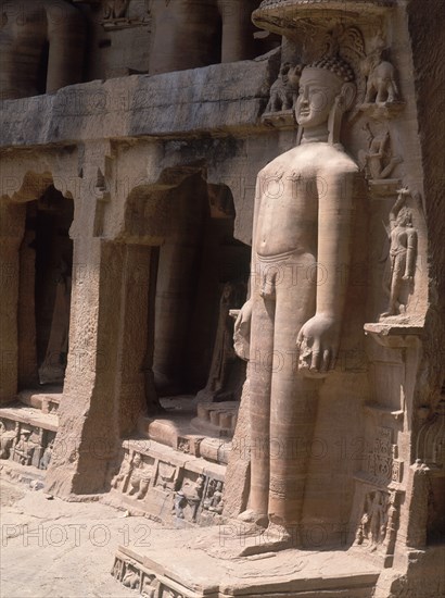PUERTA DE ENTRADA CON ESCULTURA DE GUARDIAN CUSTODIANDOLA
GWALIOR, SANTUARIO RUPESTRE
INDIA