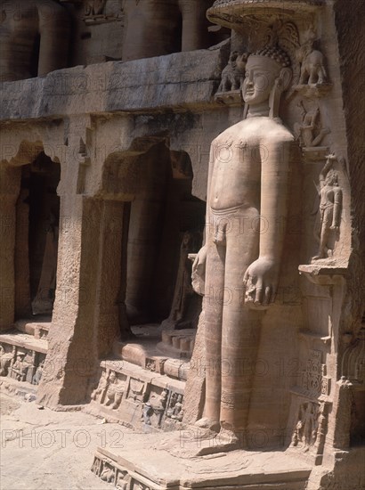 PUERTA DE ENTRADA CON ESCULTURA DE GUARDIAN CUSTODIANDOLA
GWALIOR, SANTUARIO RUPESTRE
INDIA