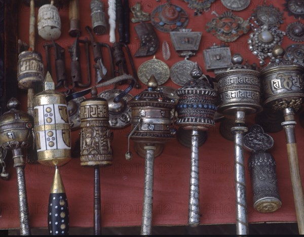 BODNATH-RUEDAS DE ORACION QUE GIRAN-PUESTO AMBULANTE
KATMANDU, EXTERIOR
NEPAL