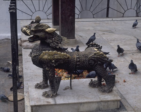 ESCULTURA DE DRAGON EN BRONCE-ANIMAL PROTECTOR DE UN TEMPLO
KATMANDU, TEMPLOS
NEPAL