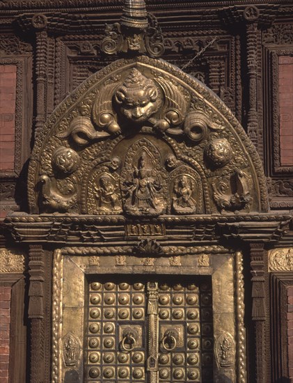 EXTERIOR-DET PUERTA DORADA,CORONADA POR SIVA Y PARVATI
PATAN, PALACIO REAL
NEPAL
This image is not downloadable. Contact us for the high res.