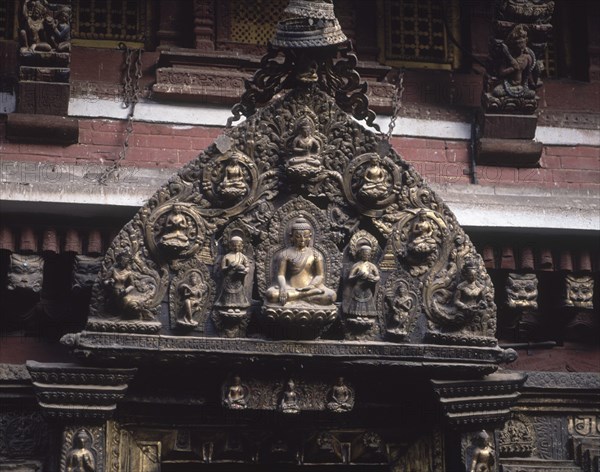 REMATE DE LA PUERTA(O TORANA)DE ENTRADA-RELIEVES VIDA BUDA
PATAN, TEMPLO DORADO
NEPAL